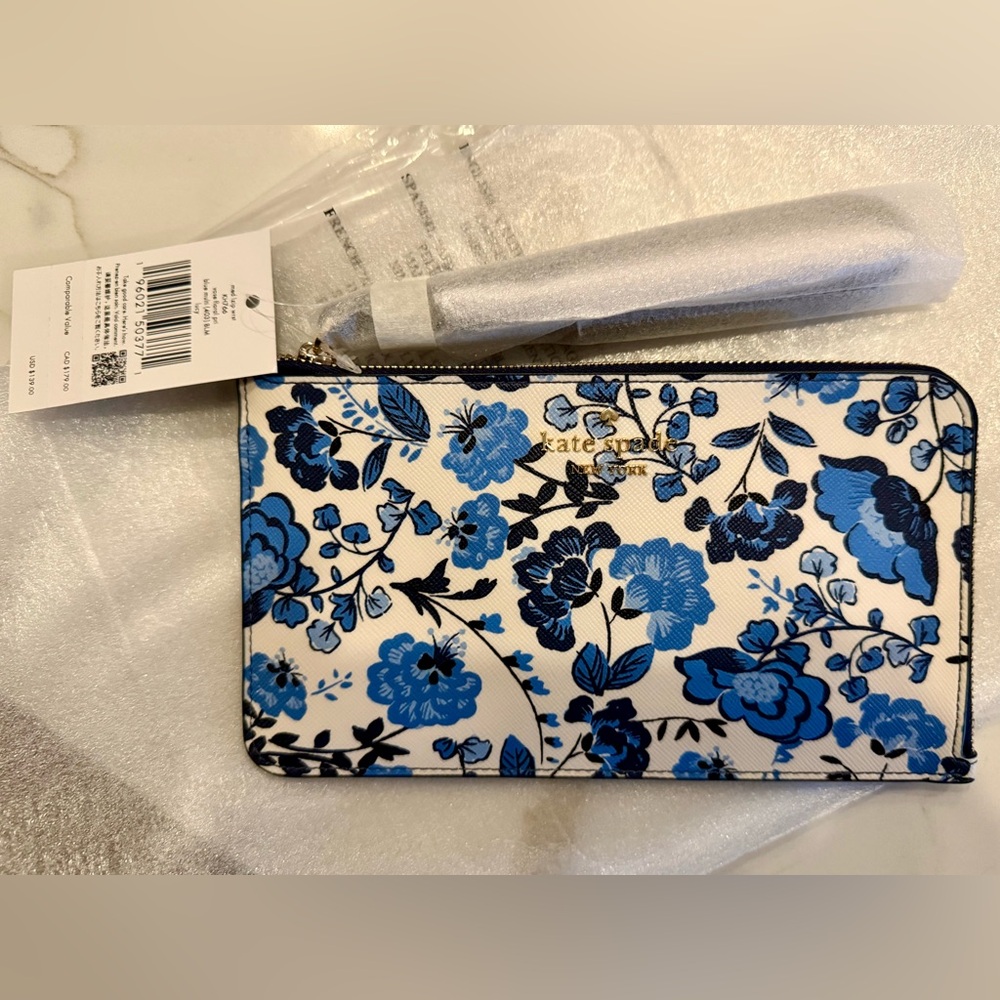 Gorgeous Kate Spade Blue and White Floral Wristlet